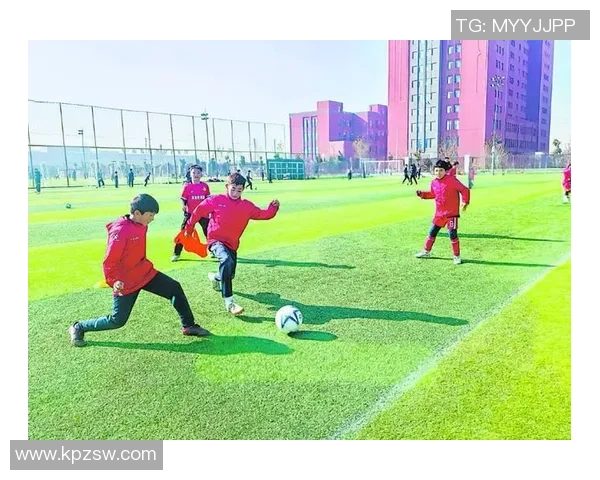 手握胜利之球的足球巨星在绿茵场上展现无限风采